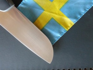 När risken ökade , att Sverige kunde försvinna som nation. Läs om det politiska spelet som skapade den här nya risken. Visserligen är det här en utopi, men man får komma ihåg att Sverige en gång inte fanns. Vad som byggts upp kan ändra sin ägarbild. Exempelvis var Finland svenskt i över 600 år. Danmark ägde flera sydliga landskap i Sverige. Ukraina har tappat kontrollen över Krim. Även tappat land i öster. Hoppsan, det är kanske ingen utopi????